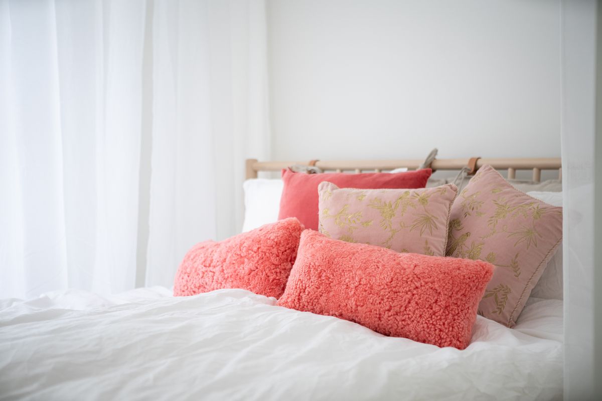 Lammeskindspude | Korthåret | New Zealand | Dobbeltsidet | 30x60 cm Fersken