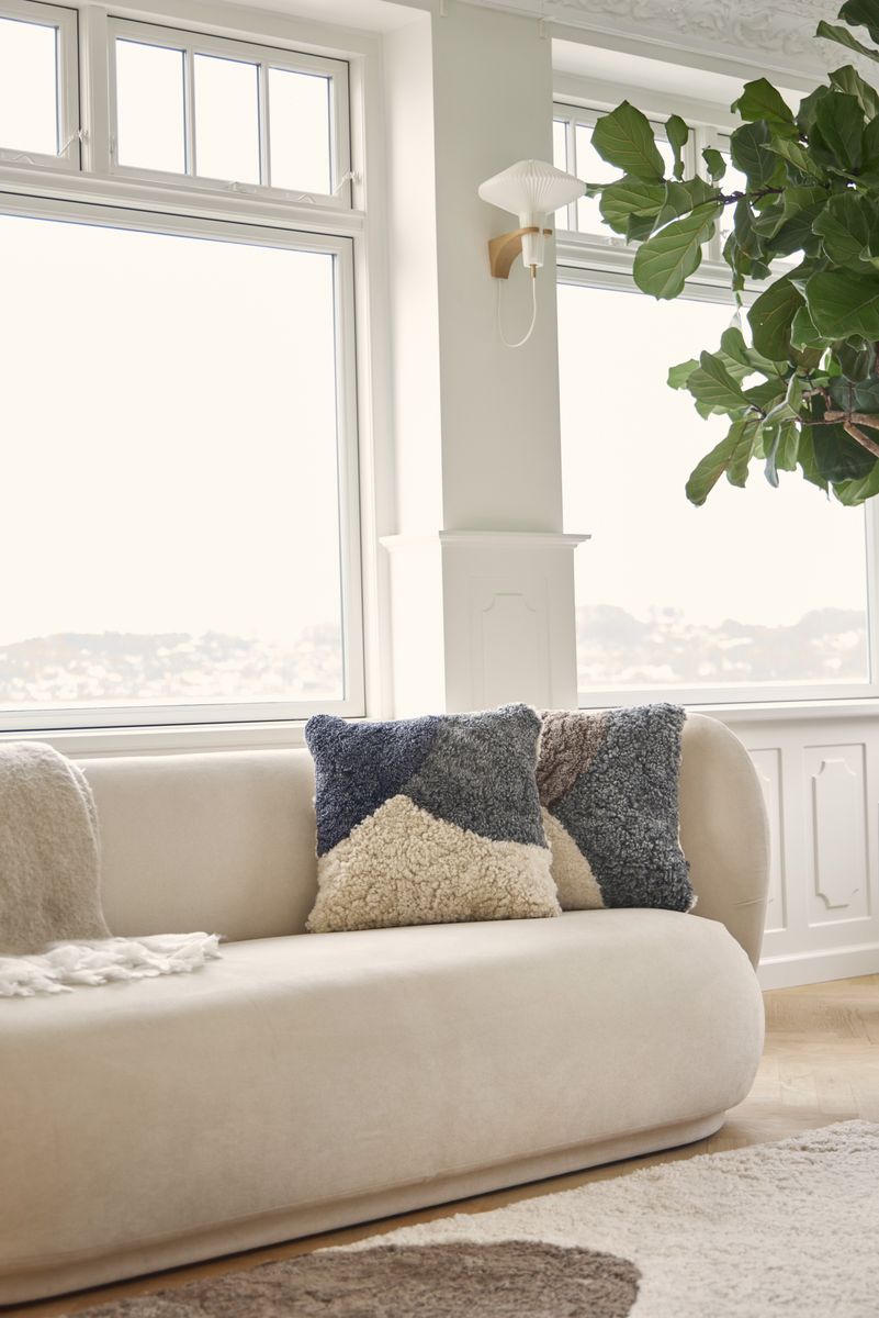 Trefarvet lammeskindspude | Korthåret | New Zealand | Dobbeltsidet | 46x46 cm Lysebrun / Grå / Beige