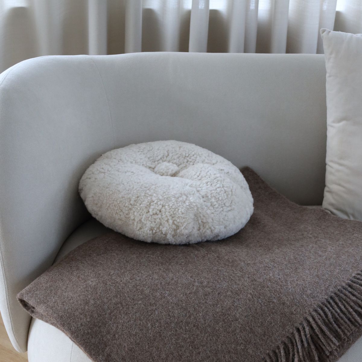 Lammeskindspude | Korthåret | New Zealand | Dobbeltsidet | D40 cm Koksgrå