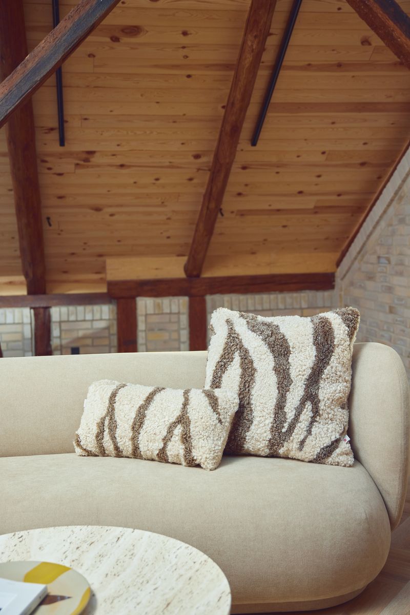 Zebra Lammeskindspude | Korthåret | New Zealand | Dobbeltsidet | 60x60 cm Lysebrun / Beige