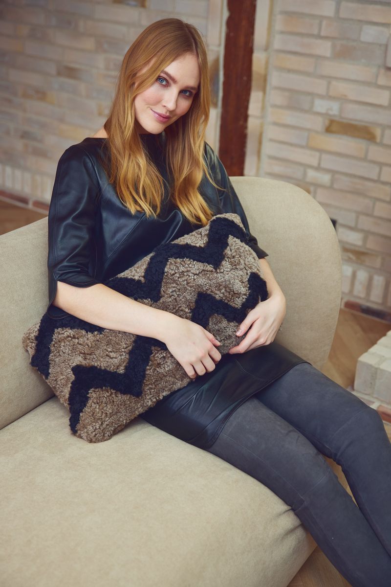 Zigzag lammeskindspude | Korthåret | New Zealand | Dobbeltsidet Lysebrun / Sort