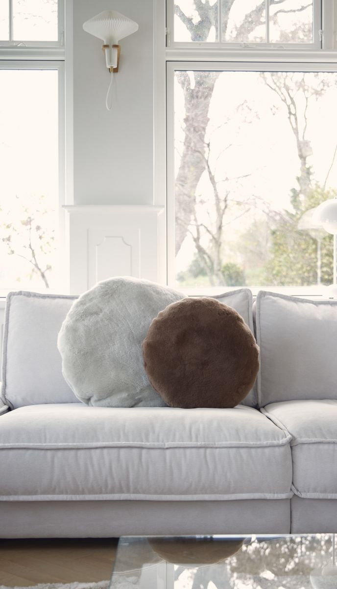 Lammeskindspude | Velvet | Moccasin | Dobbeltsidet | Ø45 cm & Ø62 cm Lys Mocca