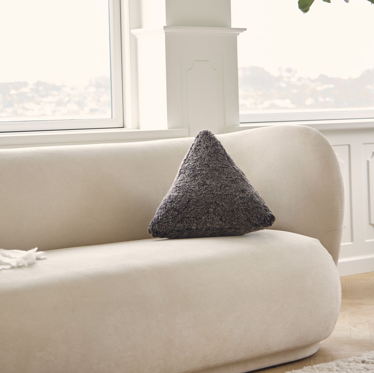 Hematite pude | Korthåret | New Zealand | 35x35x35 cm Koksgrå