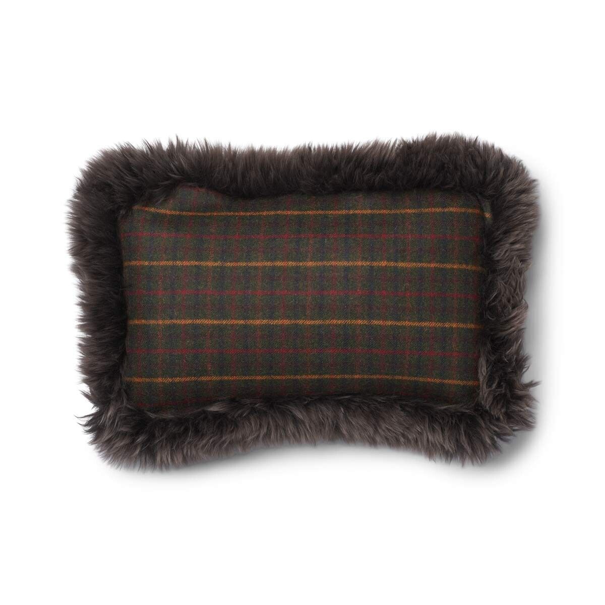 Cheked Collection | Uldpude | Langhåret | Dobbeltsidet | 34x52 cm Kilberry Fir-Mørkegrøn/Valnød