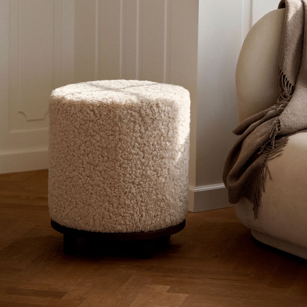 Simon Puf | Korthåret | D46xH42 cm Antracitgrå