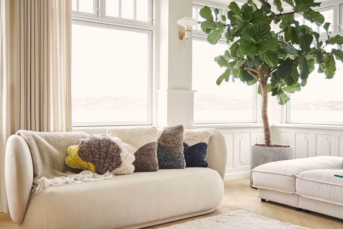 Trefarvet lammeskindspude | Korthåret | New Zealand | Dobbeltsidet | 46x46 cm Lysebrun / Grå / Beige