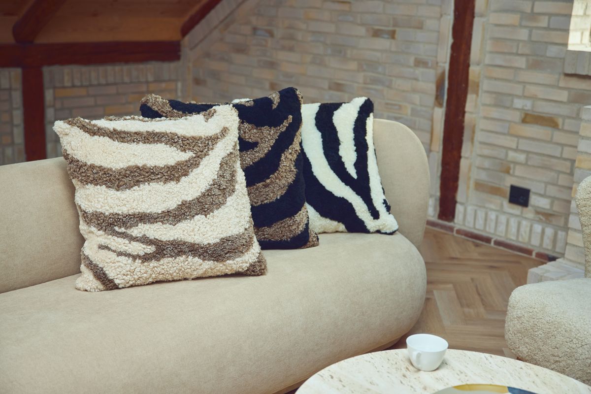 Zebra Lammeskindspude | Korthåret | New Zealand | Dobbeltsidet | 60x60 cm Taupe/Pearl