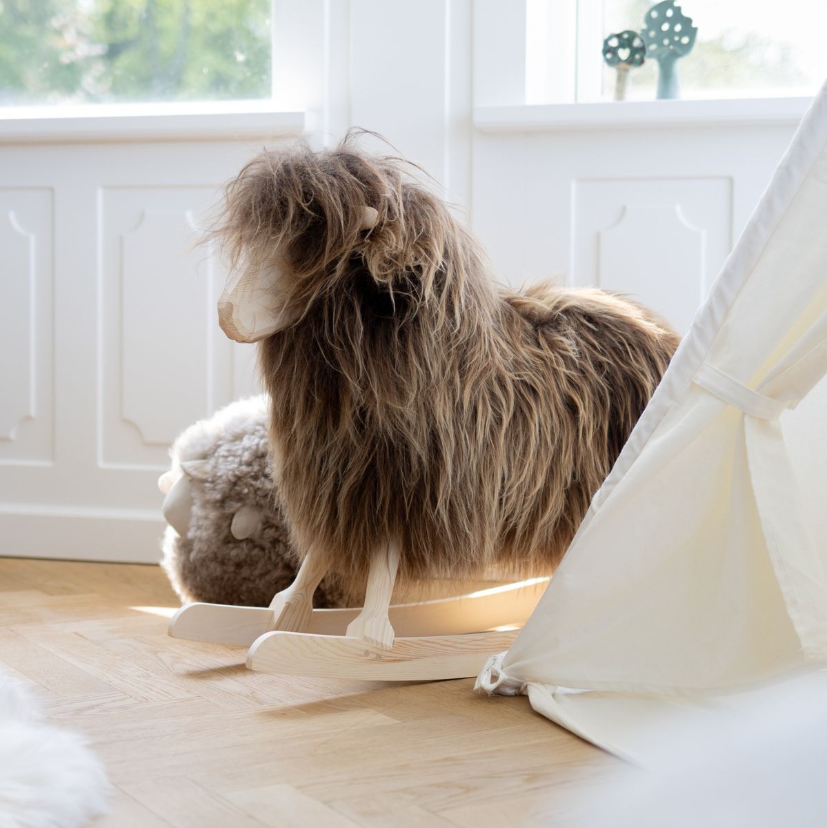 Rokkefår Povl Kjer Design | Korthåret Lammeskind | Stor L85xB25xH60 cm Hvid