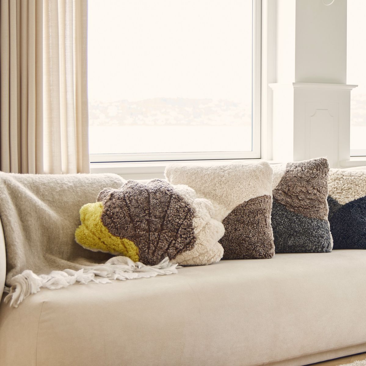 Trefarvet shell pude | Korthåret | New Zealand Gul / Lysebrun / Beige