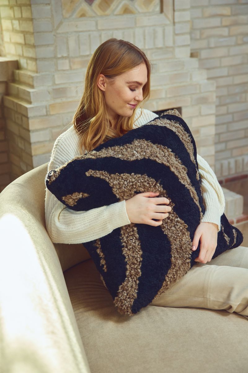 Zebra Lammeskindspude | Korthåret | New Zealand | Dobbeltsidet | 60x60 cm Sort/Taupe