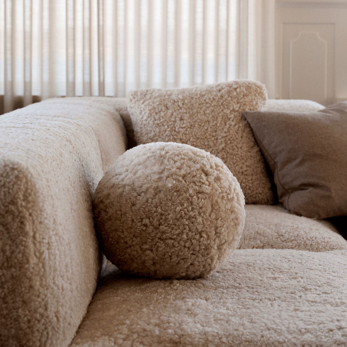 Angelite pude | Korthåret | New Zealand | Ø25/30/35 cm Koksgrå