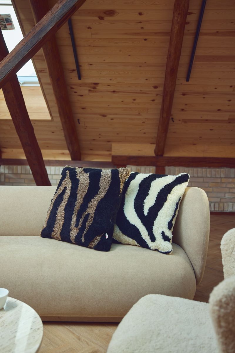 Zebra Lammeskindspude | Korthåret | New Zealand | Dobbeltsidet | 60x60 cm Sort/Taupe