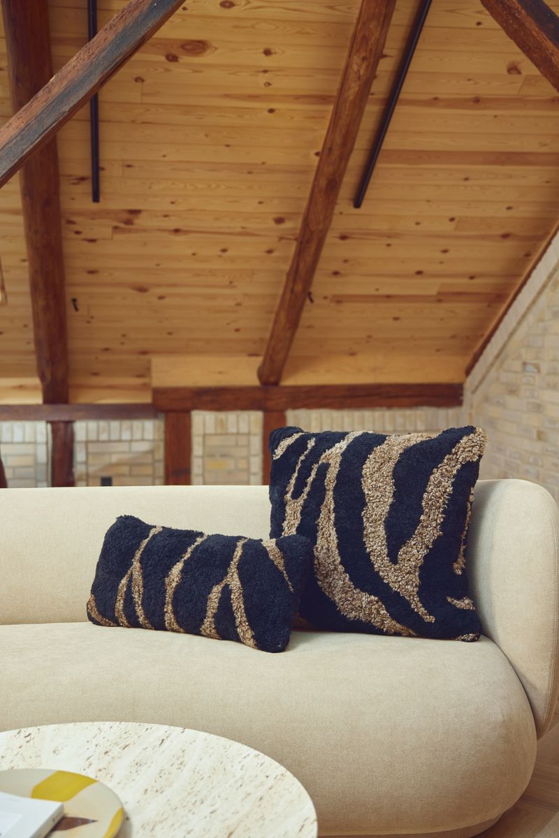 Zebra Lammeskindspude | Korthåret | New Zealand | Dobbeltsidet | 60x60 cm Sort / Lysebrun