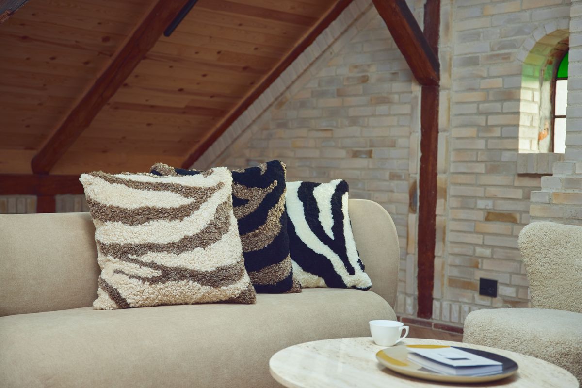 Zebra Lammeskindspude | Korthåret | New Zealand | Dobbeltsidet | 60x60 cm Lysebrun / Beige