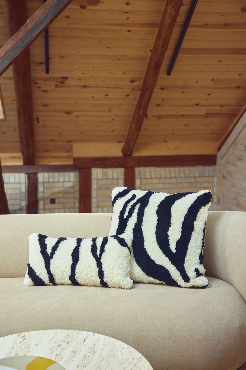 Zebra Lammeskindspude | Korthåret | New Zealand | Dobbeltsidet | 30x60 cm Sort/Hvid