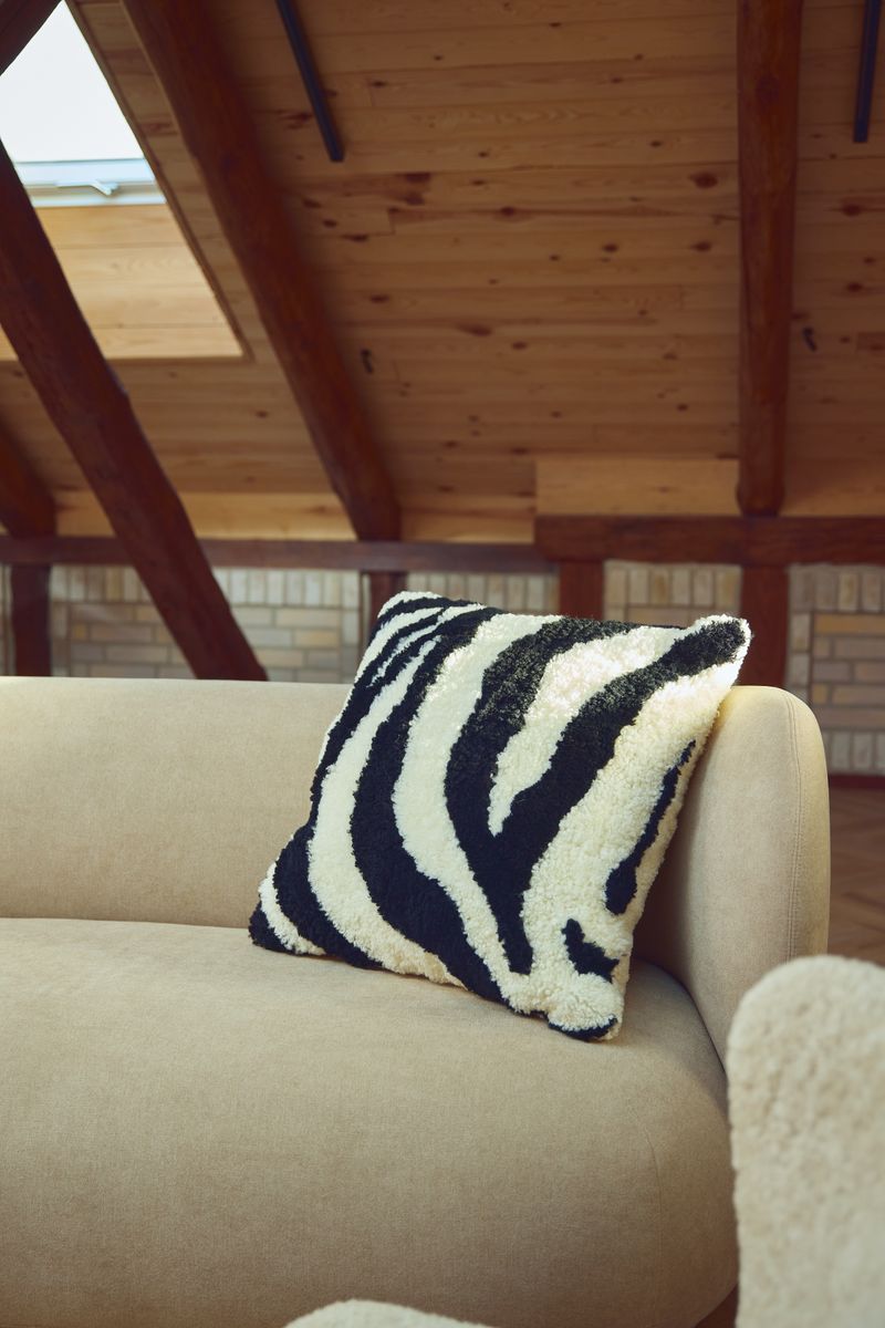 Zebra Lammeskindspude | Korthåret | New Zealand | Dobbeltsidet | 60x60 cm Sort/Hvid
