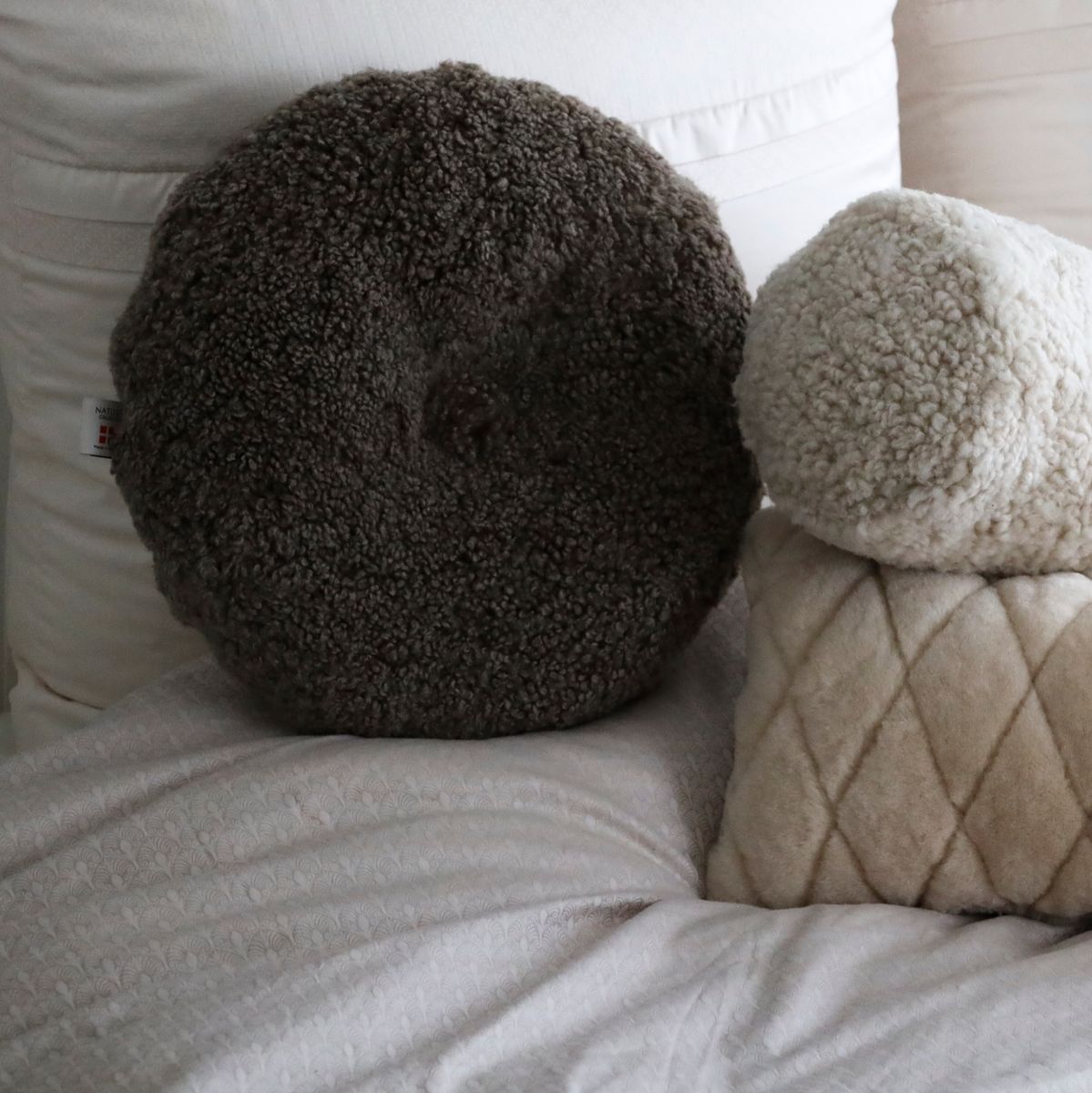 Lammeskindspude | Korthåret | New Zealand | Dobbeltsidet | D40 cm Koksgrå