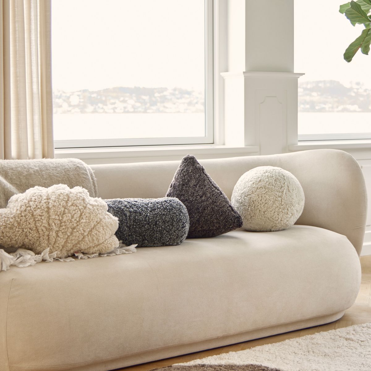 Hematite pude | Korthåret | New Zealand | 35x35x35 cm Koksgrå