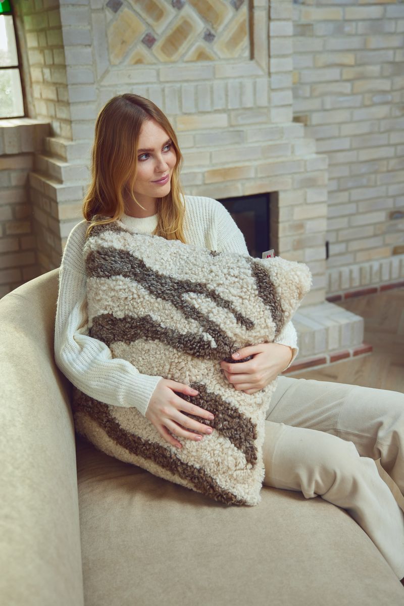 Zebra Lammeskindspude | Korthåret | New Zealand | Dobbeltsidet | 60x60 cm Lysebrun / Beige