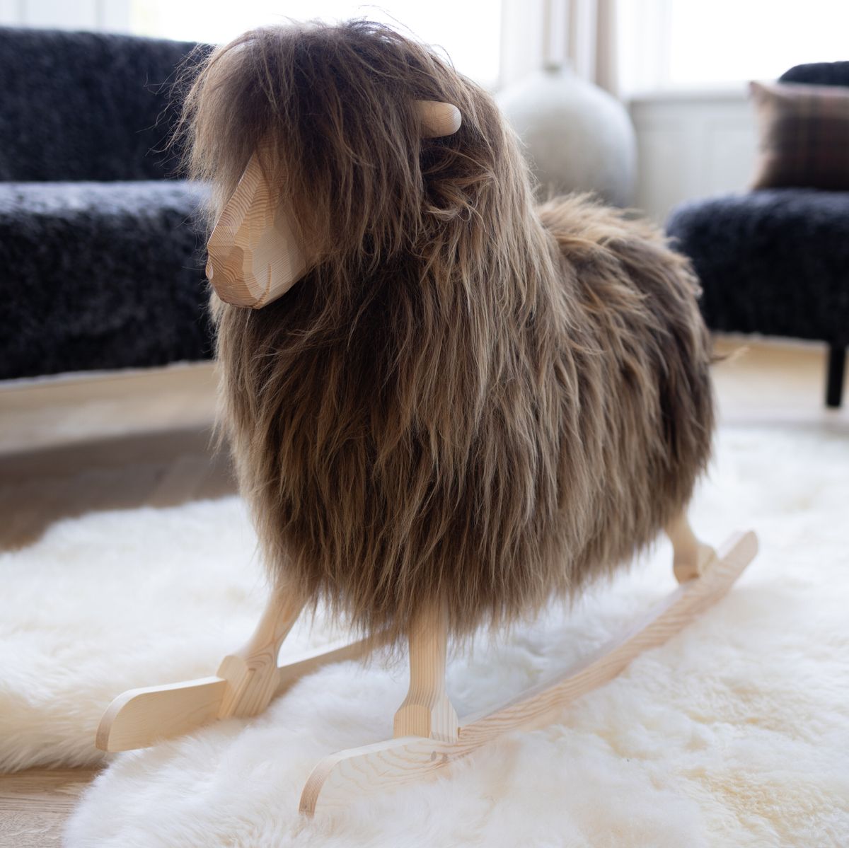 Rokkefår Povl Kjer Design | Langhåret Lammeskind | Stor L85xB25xH60 cm Natursort