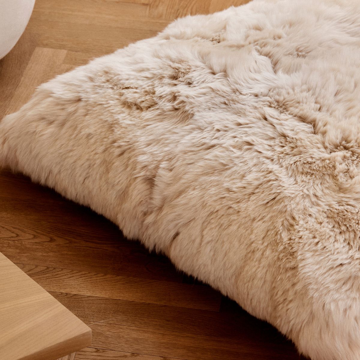 Maxi Float pude | Langhåret | New Zealand | Dobbeltsidet | 90x90 cm Sort