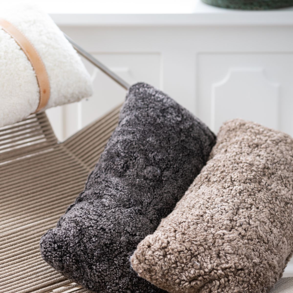 Lammeskindspude | Korthåret | New Zealand | Dobbeltsidet | 30x60 cm Koksgrå