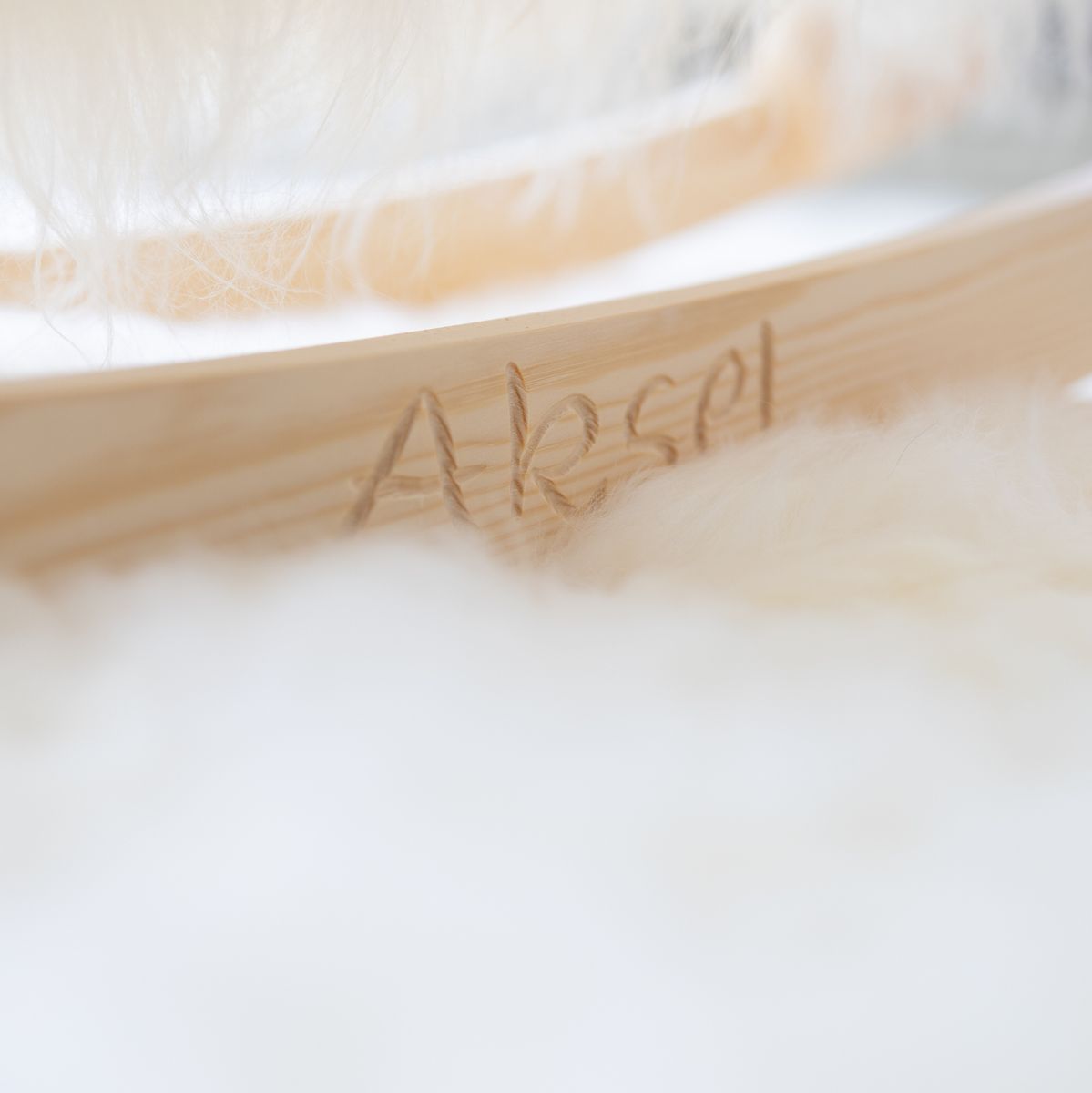 Rokkefår Povl Kjer Design | Langhåret Lammeskind | Stor L85xB25xH60 cm Natursort