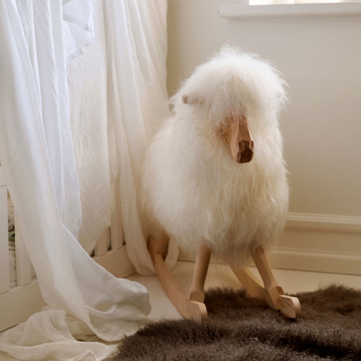 Rokkefår Povl Kjer Design | Korthåret Lammeskind | Stor L85xB25xH60 cm Hvid