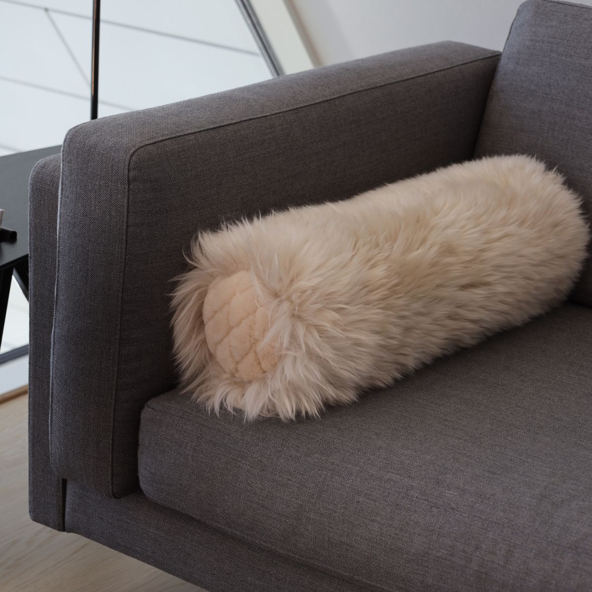 Bolsterpude | Langhåret, moccasin | New Zealand | D20xL52 cm Lysegrå / Sølvgrå