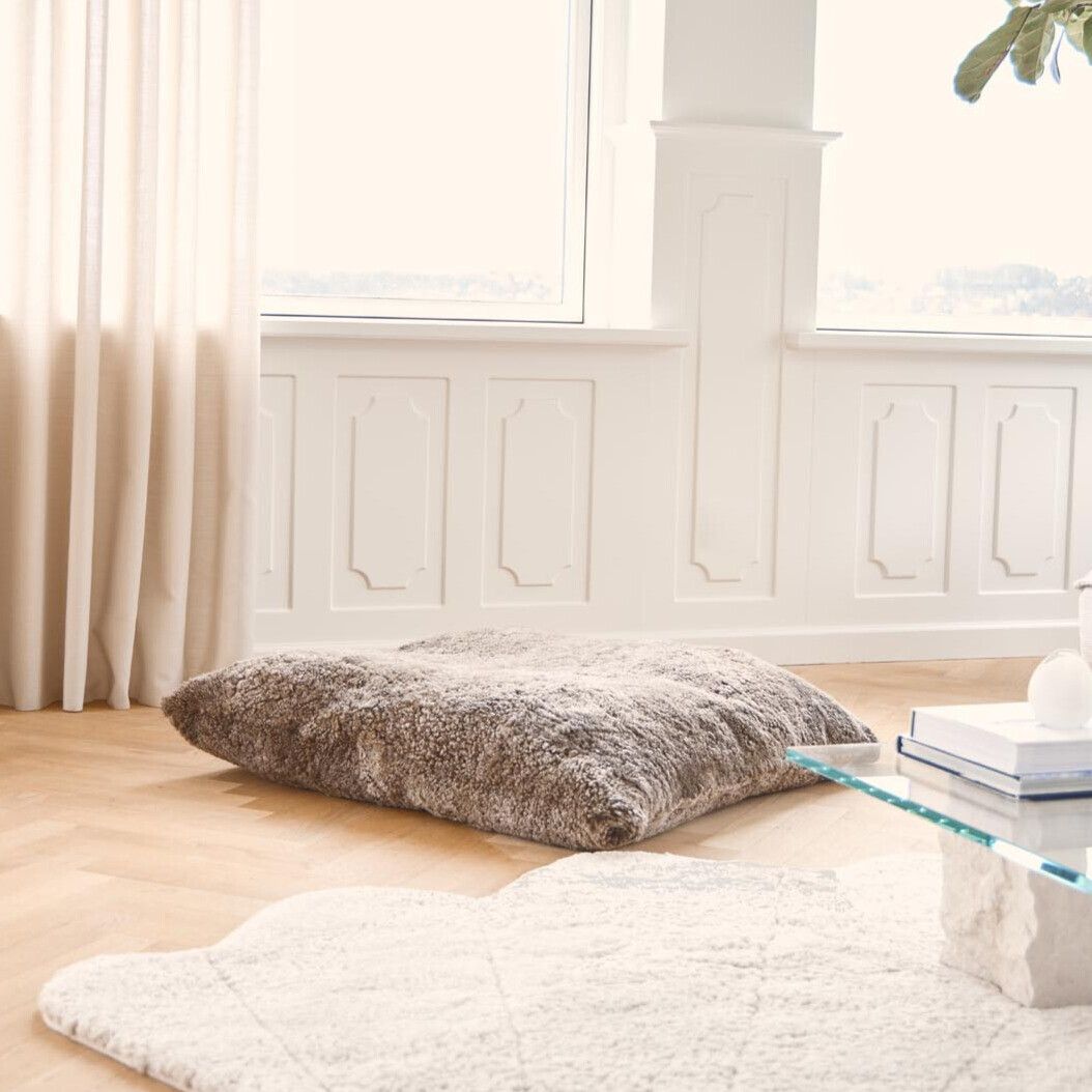 Maxi Float Pude | Korthåret | New Zealand | Dobbeltsidet | 90x90 cm Koksgrå