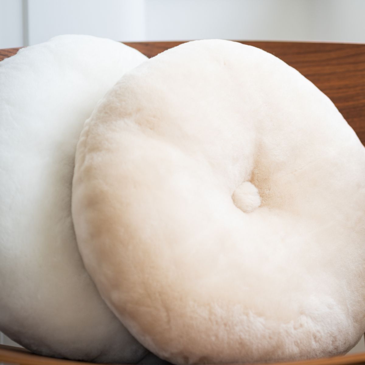 Lammeskindspude | Moccasin | Dobbeltsidet | Ø45 cm Kastanje 