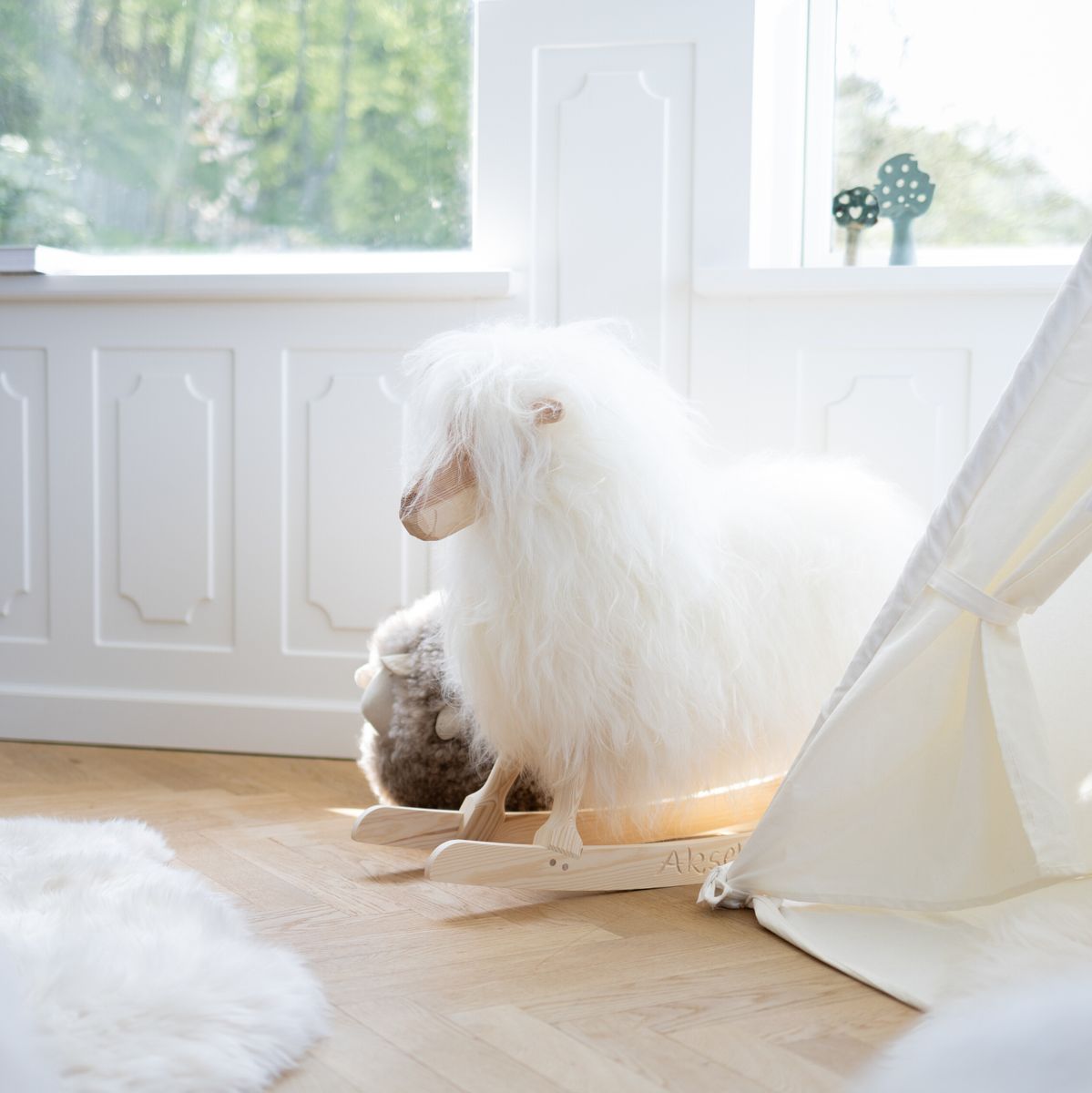 Rokkefår Povl Kjer Design | Korthåret Lammeskind | Stor L85xB25xH60 cm Hvid